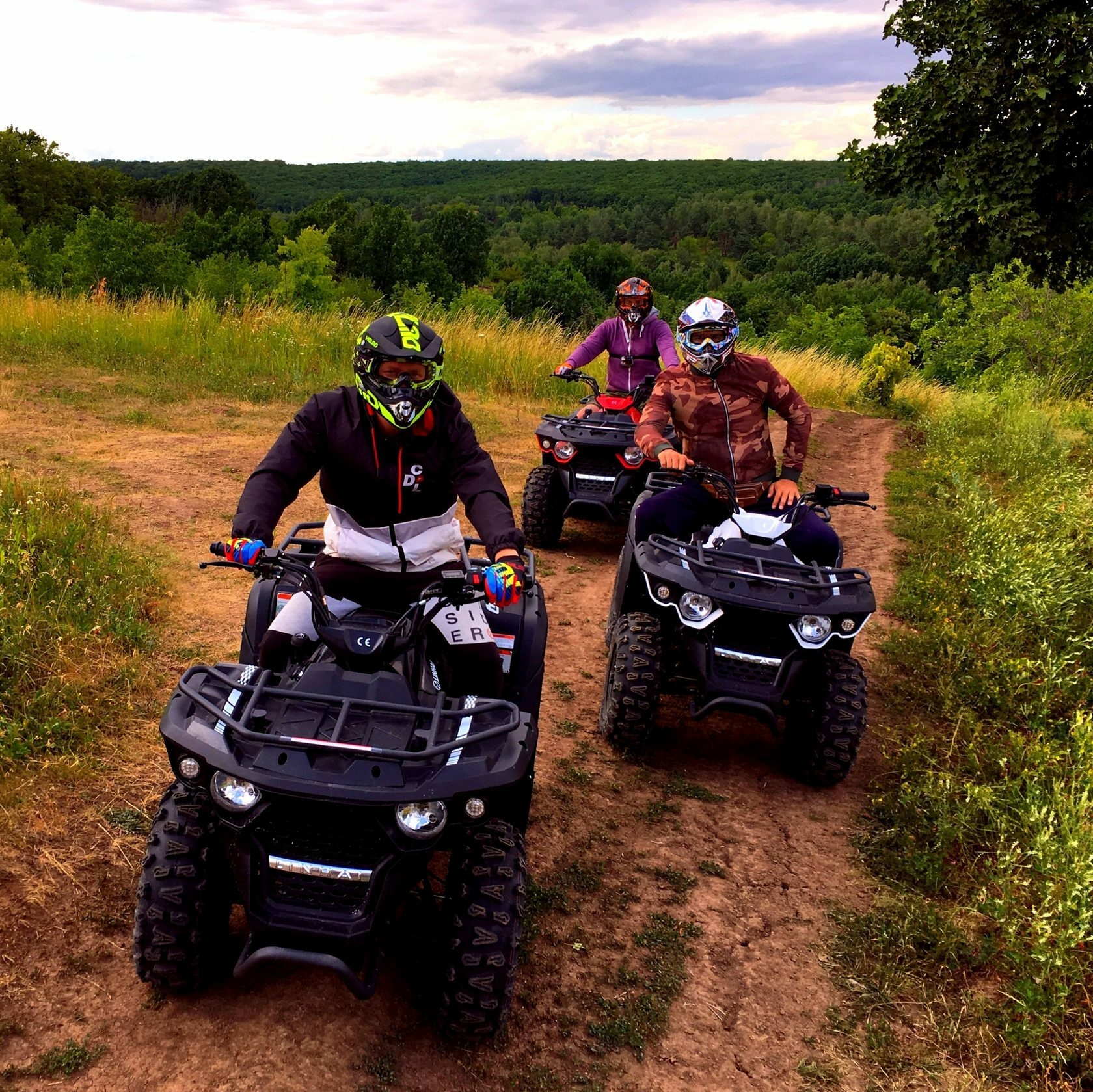 Поездка на квадроциклах: активный отдых и адреналин